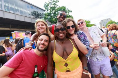 Berlin, Berlin / Almanya - 23.07.2022: Cristopher Street Day Parade. CSD, ayrımcılık ve dışlanmaya karşı düzenlenen yıllık Avrupa LGBTQ + kutlamaları ve gösterisidir..