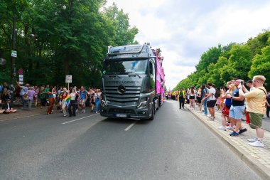 Berlin, Berlin / Almanya - 23.07.2022: Cristopher Street Day Parade. CSD, ayrımcılık ve dışlanmaya karşı düzenlenen yıllık Avrupa LGBTQ + kutlamaları ve gösterisidir..