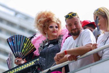 Berlin, Berlin / Almanya - 23.07.2022: Cristopher Street Day Parade. CSD, ayrımcılık ve dışlanmaya karşı düzenlenen yıllık Avrupa LGBTQ + kutlamaları ve gösterisidir..