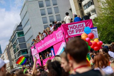 Berlin, Berlin / Almanya - 23.07.2022: Cristopher Street Day Parade. CSD, ayrımcılık ve dışlanmaya karşı düzenlenen yıllık Avrupa LGBTQ + kutlamaları ve gösterisidir..