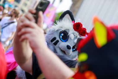 Berlin, Berlin / Almanya - 23.07.2022: Cristopher Street Day Parade. CSD, ayrımcılık ve dışlanmaya karşı düzenlenen yıllık Avrupa LGBTQ + kutlamaları ve gösterisidir..