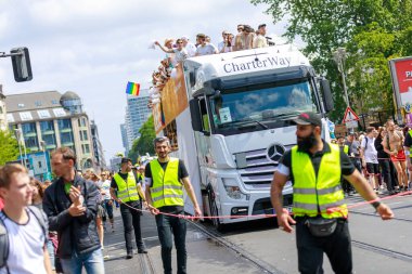 Berlin, Berlin / Almanya - 23.07.2022: Cristopher Street Day Parade. CSD, ayrımcılık ve dışlanmaya karşı düzenlenen yıllık Avrupa LGBTQ + kutlamaları ve gösterisidir..