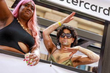 Berlin, Berlin / Almanya - 23.07.2022: Cristopher Street Day Parade. CSD, ayrımcılık ve dışlanmaya karşı düzenlenen yıllık Avrupa LGBTQ + kutlamaları ve gösterisidir..