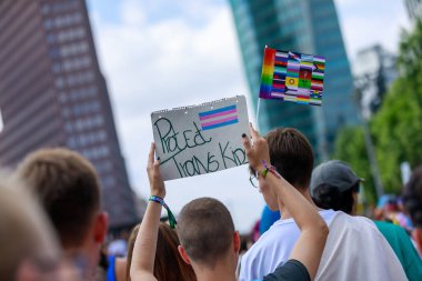 Berlin, Berlin / Almanya - 23.07.2022: Cristopher Street Day Parade. CSD, ayrımcılık ve dışlanmaya karşı düzenlenen yıllık Avrupa LGBTQ + kutlamaları ve gösterisidir..