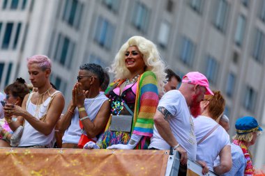 Berlin, Berlin / Almanya - 23.07.2022: Cristopher Street Day Parade. CSD, ayrımcılık ve dışlanmaya karşı düzenlenen yıllık Avrupa LGBTQ + kutlamaları ve gösterisidir..