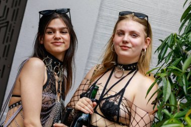 Berlin, Berlin / Almanya - 23.07.2022: Cristopher Street Day Parade. CSD, ayrımcılık ve dışlanmaya karşı düzenlenen yıllık Avrupa LGBTQ + kutlamaları ve gösterisidir..