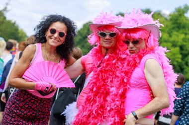 Berlin, Berlin / Almanya - 23.07.2022: Cristopher Street Day Parade. CSD, ayrımcılık ve dışlanmaya karşı düzenlenen yıllık Avrupa LGBTQ + kutlamaları ve gösterisidir..