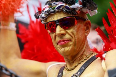 Berlin, Berlin / Almanya - 23.07.2022: Cristopher Street Day Parade. CSD, ayrımcılık ve dışlanmaya karşı düzenlenen yıllık Avrupa LGBTQ + kutlamaları ve gösterisidir..
