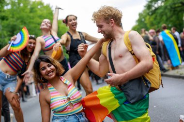 Berlin, Berlin / Almanya - 23.07.2022: Cristopher Street Day Parade. CSD, ayrımcılık ve dışlanmaya karşı düzenlenen yıllık Avrupa LGBTQ + kutlamaları ve gösterisidir..