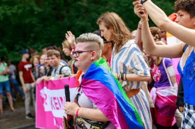 Berlin, Berlin / Almanya - 23.07.2022: Cristopher Street Day Parade. CSD, ayrımcılık ve dışlanmaya karşı düzenlenen yıllık Avrupa LGBTQ + kutlamaları ve gösterisidir..