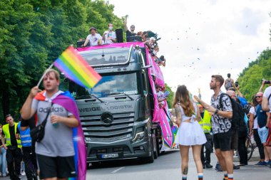 Berlin, Berlin / Almanya - 23.07.2022: Cristopher Street Day Parade. CSD, ayrımcılık ve dışlanmaya karşı düzenlenen yıllık Avrupa LGBTQ + kutlamaları ve gösterisidir..