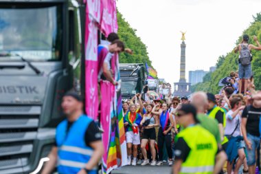 Berlin, Berlin / Almanya - 23.07.2022: Cristopher Street Day Parade. CSD, ayrımcılık ve dışlanmaya karşı düzenlenen yıllık Avrupa LGBTQ + kutlamaları ve gösterisidir..