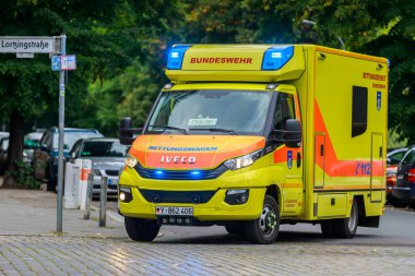 Berlin / Almanya - 13 Eylül 2022: Bundeswehr 'den Alman ambulansı Berlin' de acil bir durum yakınında duruyor.