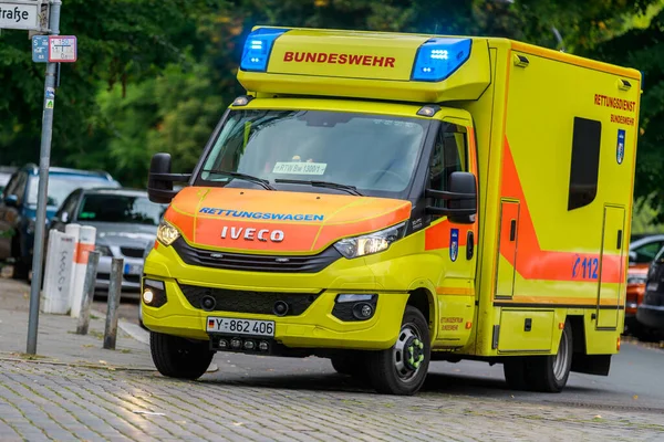 Berlín Alemania Septiembre 2022 Ambulancia Alemana Bundeswehr Encuentra Cerca Una — Foto de Stock