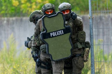 Berlin / Almanya - 18 Eylül 2022: Alman polis taktik birimleri, Alman Spezialeinsatzkommando Polizei, SEK, terör saldırısı tatbikatı gerçekleştirdi.