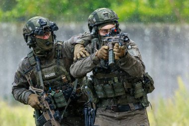 Berlin / Almanya - 18 Eylül 2022: Alman polis taktik birimleri, Alman Spezialeinsatzkommando Polizei, SEK, terör saldırısı tatbikatı gerçekleştirdi.