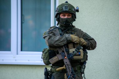 Berlin / Almanya - 18 Eylül 2022: Alman polis taktik birimleri, Alman Spezialeinsatzkommando Polizei, SEK, terör saldırısı tatbikatı gerçekleştirdi.