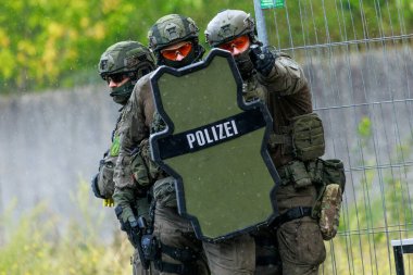 Berlin / Almanya - 18 Eylül 2022: Alman polis taktik birimleri, Alman Spezialeinsatzkommando Polizei, SEK, terör saldırısı tatbikatı gerçekleştirdi.