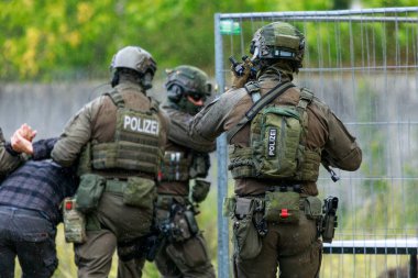 Berlin / Almanya - 18 Eylül 2022: Alman polis taktik birimleri, Alman Spezialeinsatzkommando Polizei, SEK, terör saldırısı tatbikatı gerçekleştirdi.