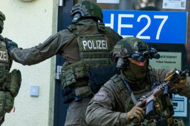 Berlin / Almanya - 18 Eylül 2022: Alman polis taktik birimleri, Alman Spezialeinsatzkommando Polizei, SEK, terör saldırısı tatbikatı gerçekleştirdi.
