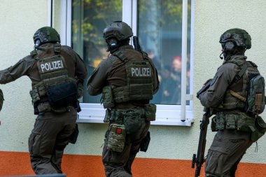 Berlin / Almanya - 18 Eylül 2022: Alman polis taktik birimleri, Alman Spezialeinsatzkommando Polizei, SEK, terör saldırısı tatbikatı gerçekleştirdi.