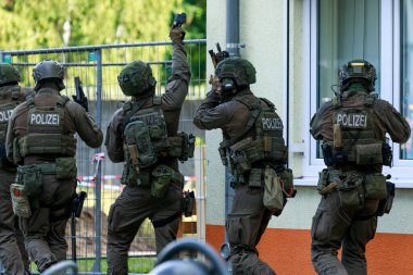 Berlin / Almanya - 18 Eylül 2022: Alman polis taktik birimleri, Alman Spezialeinsatzkommando Polizei, SEK, terör saldırısı tatbikatı gerçekleştirdi.