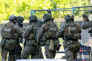 Berlin / Almanya - 18 Eylül 2022: Alman polis taktik birimleri, Alman Spezialeinsatzkommando Polizei, SEK, terör saldırısı tatbikatı gerçekleştirdi.
