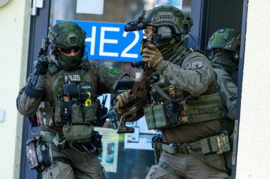 Berlin / Almanya - 18 Eylül 2022: Alman polis taktik birimleri, Alman Spezialeinsatzkommando Polizei, SEK, terör saldırısı tatbikatı gerçekleştirdi.