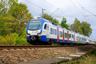 Hannover / Almanya - 17 Eylül 2022: SBH 'den gelen tren, Transdev (S-Bahn Hannover) Hannover' de demiryolunda ilerliyor.