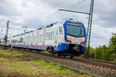 Hannover / Almanya - 17 Eylül 2022: SBH 'den gelen tren, Transdev (S-Bahn Hannover) Hannover' de demiryolunda ilerliyor.