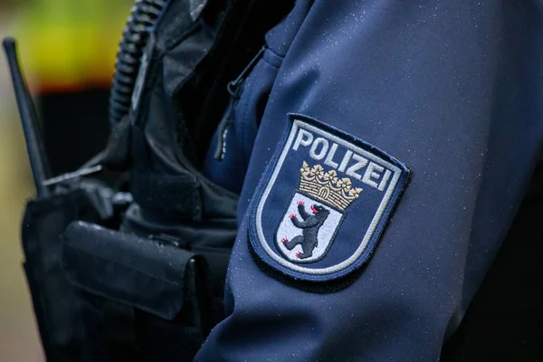 Bir polis memurunun ceketinde Alman Polisi Berlin arması var..