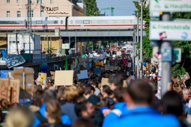 Berlin / Almanya - 23 Eylül 2022: Berlin 'de Gelecek İçin Cuma Gösterileri.