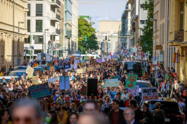 Berlin / Almanya - 23 Eylül 2022: Berlin 'de Gelecek İçin Cuma Gösterileri.