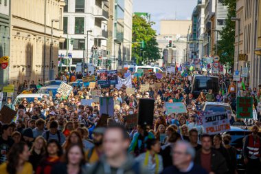 Berlin / Almanya - 23 Eylül 2022: Berlin 'de Gelecek İçin Cuma Gösterileri.