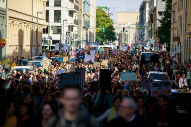 Berlin / Almanya - 23 Eylül 2022: Berlin 'de Gelecek İçin Cuma Gösterileri.