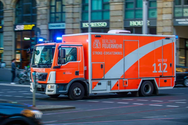 Berlín Alemania Septiembre 2022 Ambulancia Alemana Feuerwehr Berlín Conduce Una —  Fotos de Stock