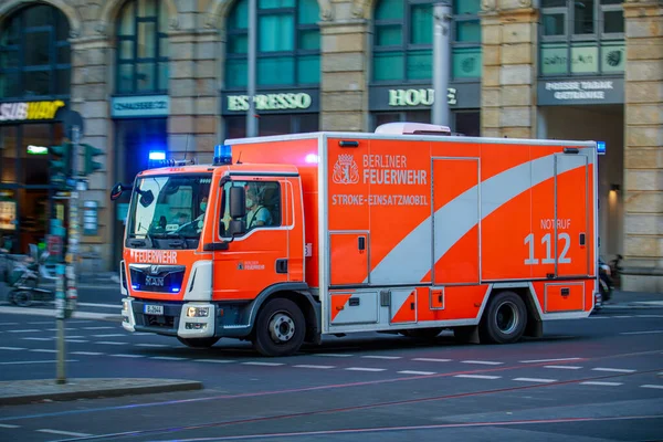Berlín Alemania Septiembre 2022 Ambulancia Alemana Feuerwehr Berlín Conduce Una —  Fotos de Stock