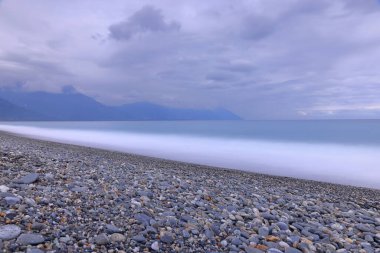 Qixingtan Sahili Taş kaplı plajlı güzel okyanus manzarası, Hualien Tayvan