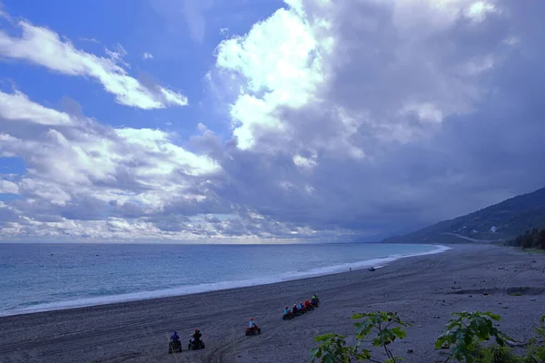 Doğu Tayvan, Taitung 'daki güzel kayalık plajı.