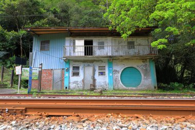 Wanggu İstasyonu yakınında terk edilmiş bir ev, Pingxi Bölgesi, New Taipei, Tayvan