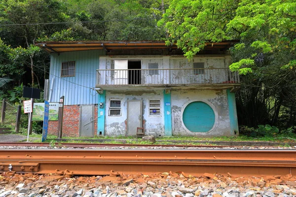 Wanggu İstasyonu yakınında terk edilmiş bir ev, Pingxi Bölgesi, New Taipei, Tayvan