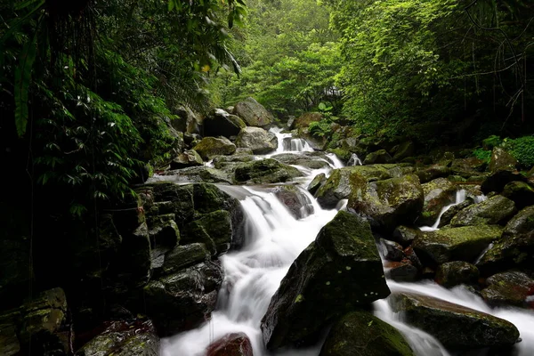 Naturalny Szlak Wodospadów Qingshan Głazami Wokół Obszaru Shimen Tajpej Tajwan — Zdjęcie stockowe