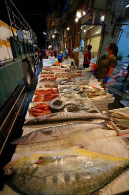 Keelung, Tayvan 'da Kanzaiding Balık Pazarı (gece yarısı pazarı)