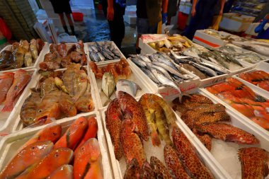 Keelung, Tayvan 'da Kanzaiding Balık Pazarı (gece yarısı pazarı)