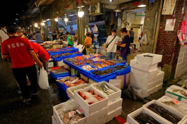 Keelung, Tayvan 'da Kanzaiding Balık Pazarı (gece yarısı pazarı)
