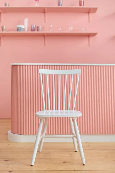 Λευκή καρέκλα στην κουζίνα ροζ φόντο και ξύλινο πάτωμα. ελάχιστη έννοια. — Φωτογραφία Αρχείου