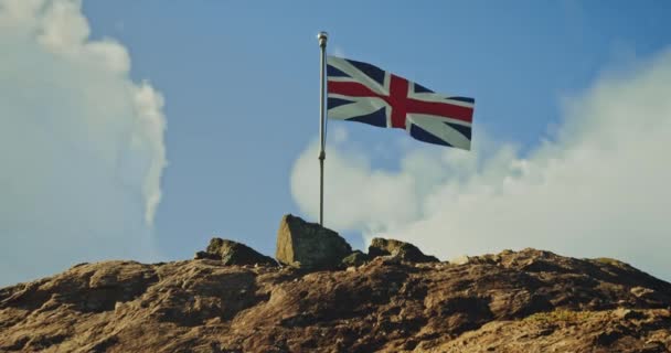 Η σημαία του Ηνωμένου Βασιλείου κυματίζει περήφανα στον άνεμο. — Αρχείο Βίντεο