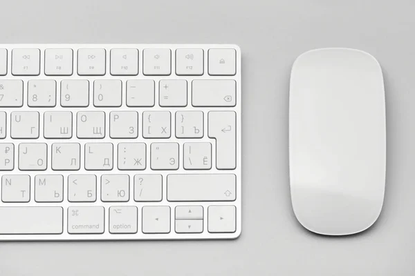 Teclado e mouse de computador close-up em um fundo cinza claro. — Fotografia de Stock
