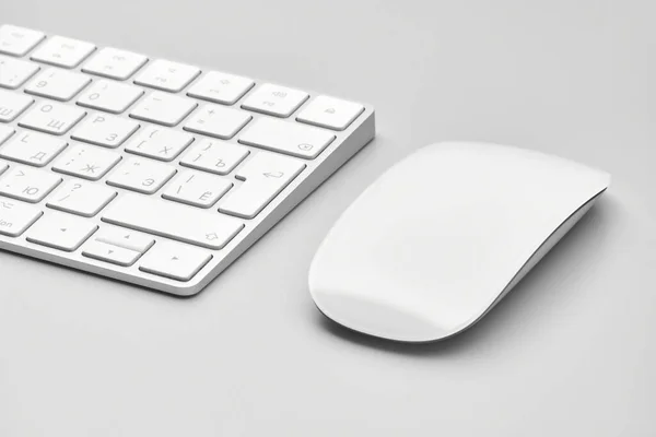 Ratón blanco sobre el teclado sobre fondo blanco. primer plano —  Fotos de Stock