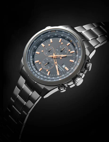 Reloj de pulsera clásico sobre fondo negro con brazalete de hierro, Close-up. Fotos de stock